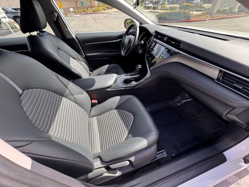 Used 2019 Toyota Camry SE FWD image 12