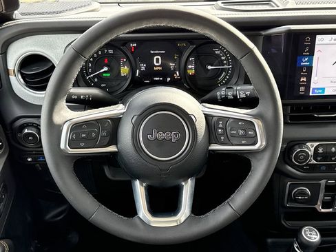 Used 2025 Jeep Wrangler Unlimited Sahara AWD/4WD image 15