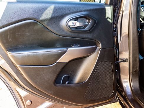 Used 2019 Jeep Cherokee Latitude Plus image 21