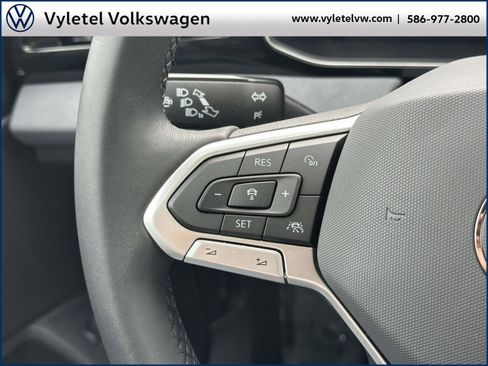 Certified 2025 Volkswagen Jetta SE w/ Sunroof Package image 22