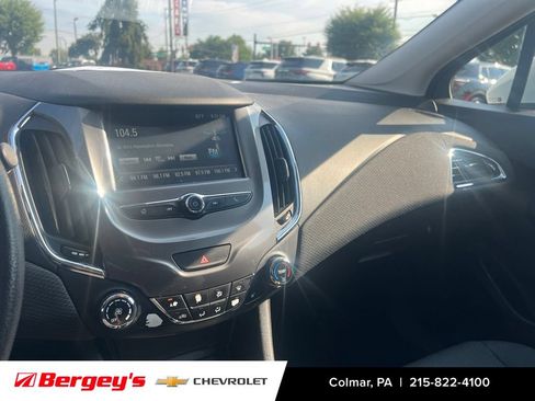Certified 2018 Chevrolet Cruze LT w/ Convenience Package FWD image 11