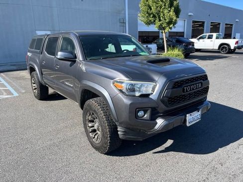 Used 2017 Toyota Tacoma TRD Sport w/ Tow Package (A/T) AWD/4WD image 2