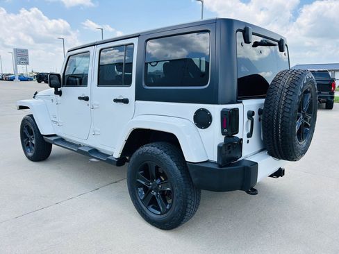 Used 2016 Jeep Wrangler Unlimited Sahara w/ Connectivity Group AWD/4WD image 30