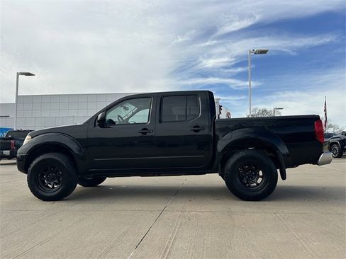 Used 2018 Nissan Frontier SV image 2