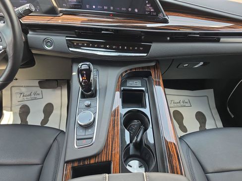Used 2024 Cadillac Escalade Luxury RWD image 11