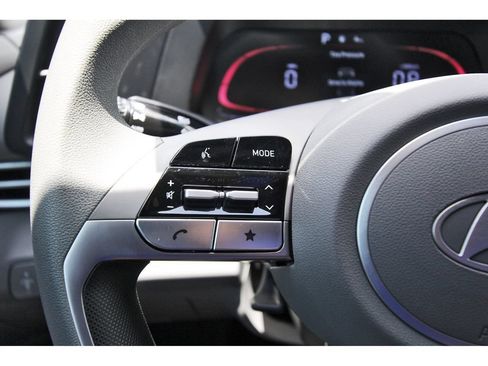 Certified 2025 Hyundai Elantra SE FWD image 18