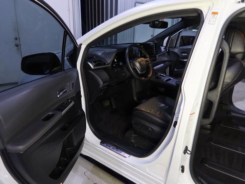 Used 2023 Toyota Sienna XSE image 19