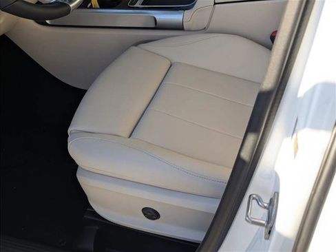 Used 2025 Mercedes-Benz GLB 250 image 4