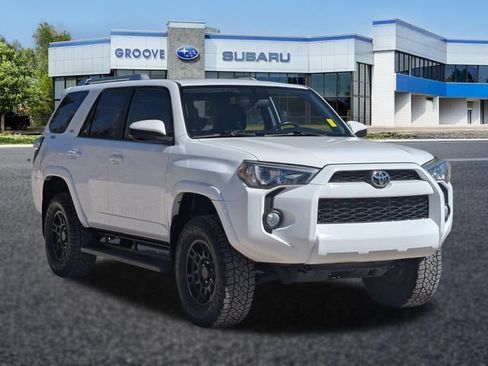 Used 2018 Toyota 4Runner SR5 AWD/4WD image 8