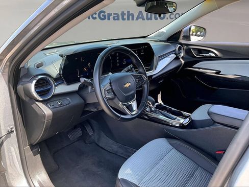 Used 2025 Chevrolet Trax LT w/ LT Convenience Package FWD image 19