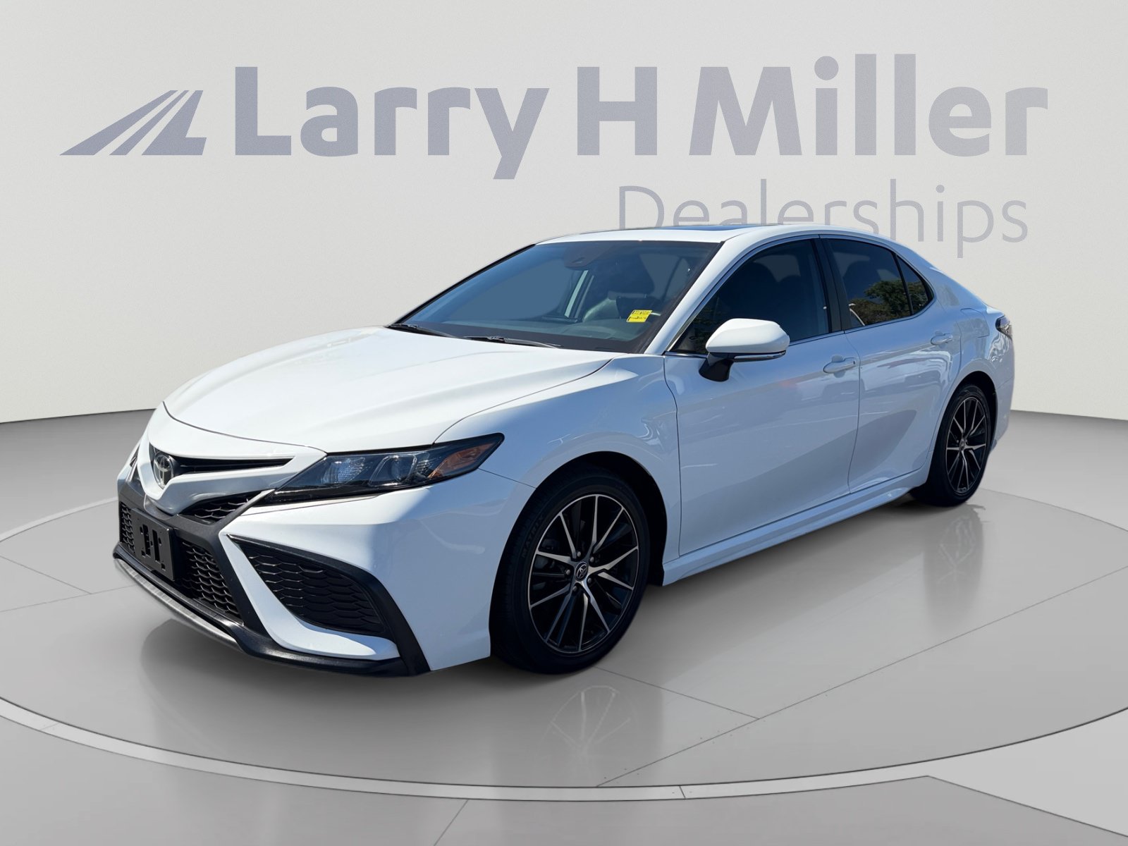 Used 2021 Toyota Camry SE w/ Convenience Package FWD image 1