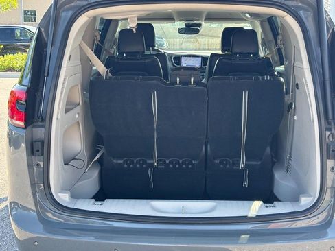 Used 2023 Chrysler Pacifica Touring-L FWD image 9