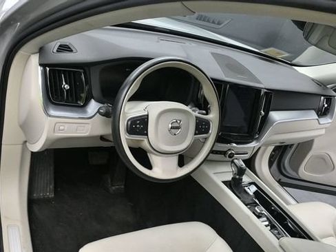 Used 2019 Volvo XC60 T6 Momentum w/ Multimedia Package AWD/4WD image 10
