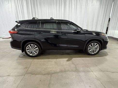 Certified 2022 Toyota Highlander Platinum image 3