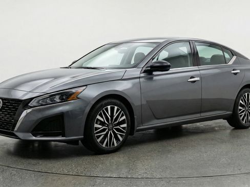 Used 2025 Nissan Altima 2.5 SV image 3