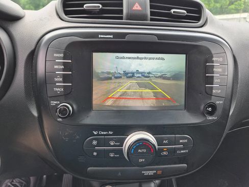 Used 2018 Kia Soul + FWD image 10