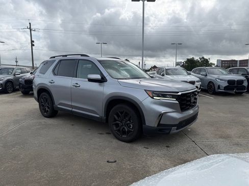 Used 2025 Honda Pilot Touring image 3