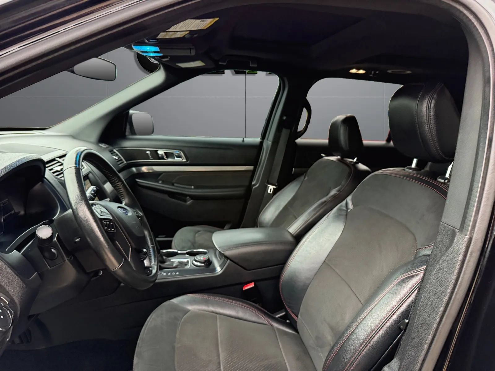 Used 2019 Ford Explorer XLT w/ Equipment Group 202A AWD/4WD image 16