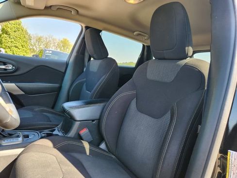 Used 2017 Jeep Cherokee Latitude w/ Comfort & Sound Group image 9