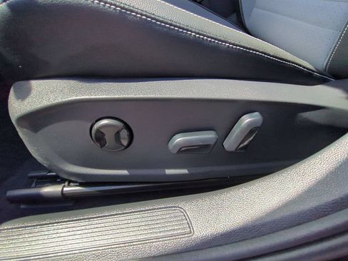 Used 2025 Volkswagen Jetta SE FWD image 14