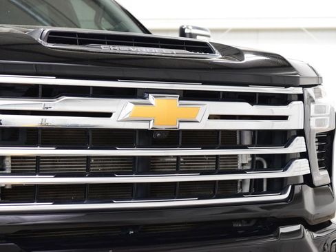 Used 2024 Chevrolet Silverado 2500 High Country w/ High Country Premium Package AWD/4WD image 11