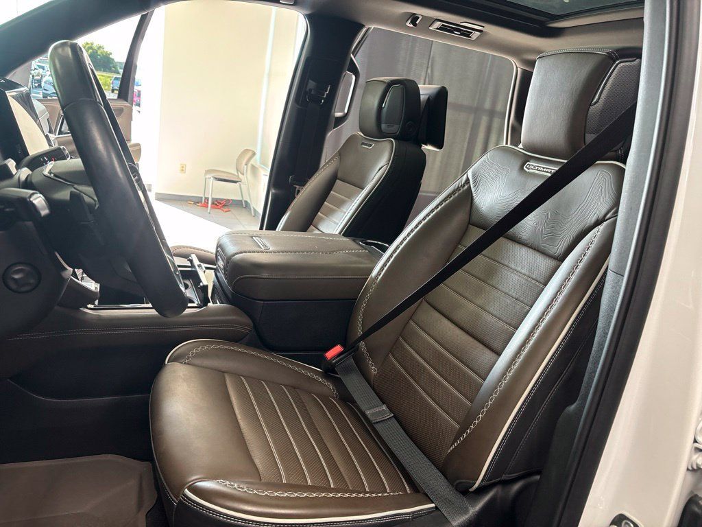 Used 2025 GMC Yukon Denali Ultimate w/ LPO, Floor Liner Package AWD/4WD image 33