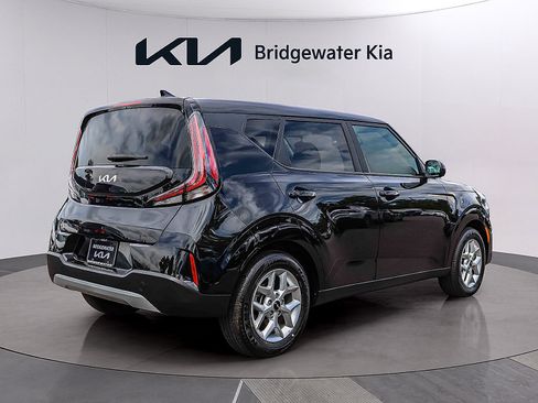 Certified 2025 Kia Soul LX w/ LX Technology Package FWD image 6
