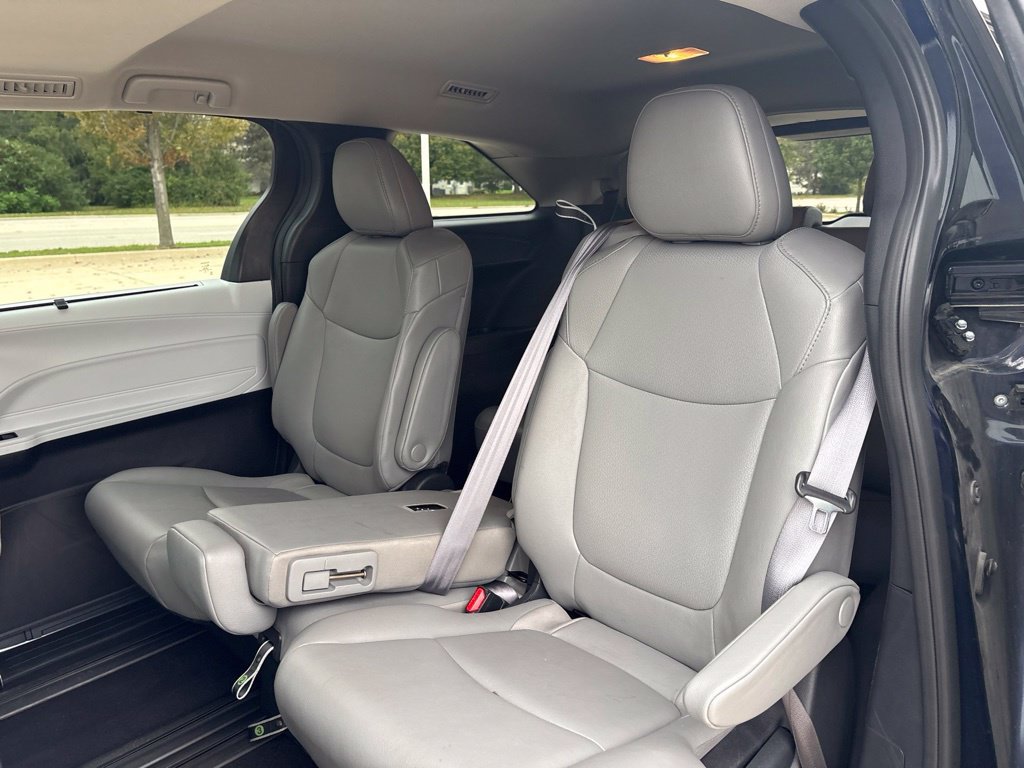 Used 2025 Toyota Sienna XLE FWD image 20