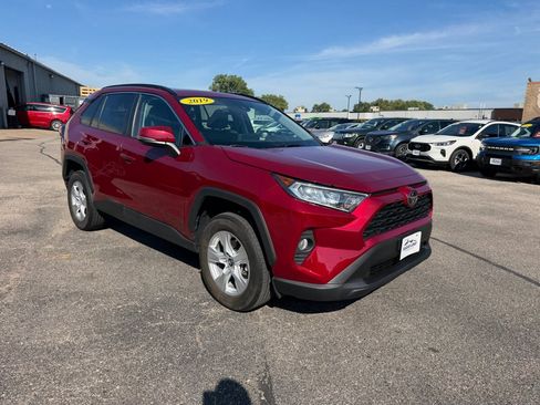 Used 2019 Toyota RAV4 XLE AWD/4WD image 3