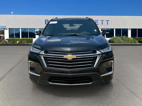 Used 2023 Chevrolet Traverse LT FWD image 2