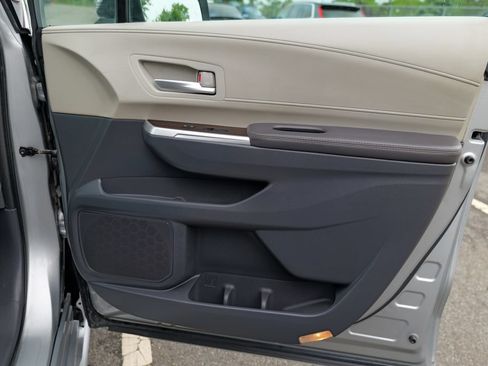 Used 2023 Toyota Sienna XLE FWD image 33