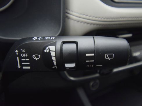 Used 2023 Nissan Rogue SV image 34