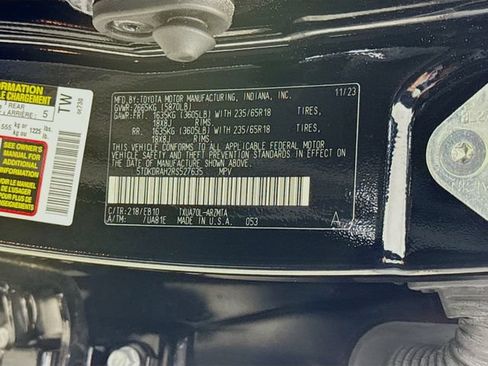 Used 2024 Toyota Highlander XLE FWD image 33