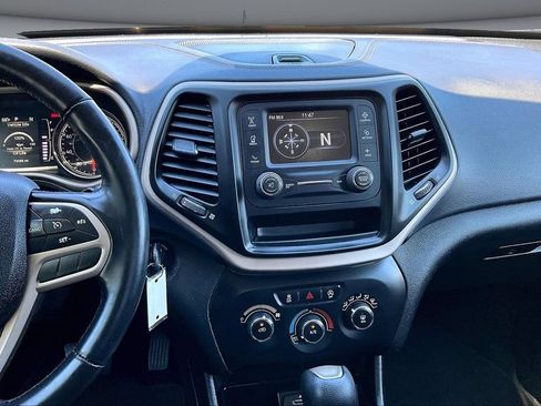 Used 2017 Jeep Cherokee Sport AWD/4WD image 9