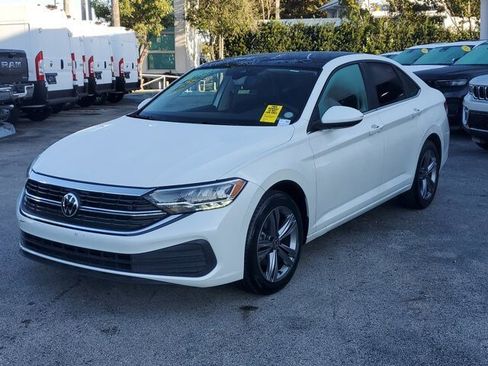 Used 2023 Volkswagen Jetta SE w/ Panoramic Sunroof Package image 3