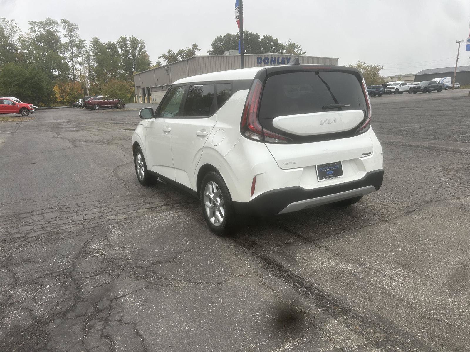 Used 2024 Kia Soul LX w/ Option Group 015 FWD image 3