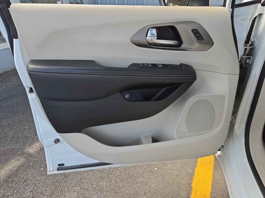 Used 2023 Chrysler Pacifica Touring-L FWD image 12