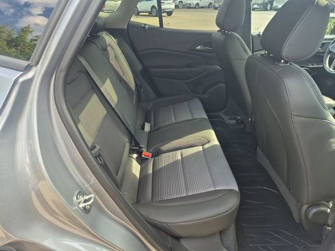 Used 2024 Chevrolet Trax LT w/ Sunroof Package FWD image 26