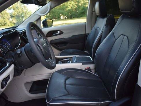 Used 2023 Chrysler Pacifica Limited AWD/4WD image 30