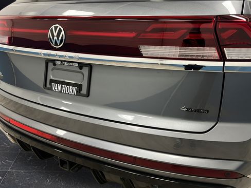 Used 2024 Volkswagen Atlas Cross Sport SEL R-Line AWD/4WD image 38