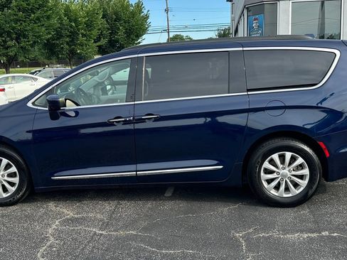 Used 2017 Chrysler Pacifica Touring-L FWD image 8