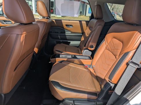 Used 2023 Nissan Pathfinder Platinum image 22