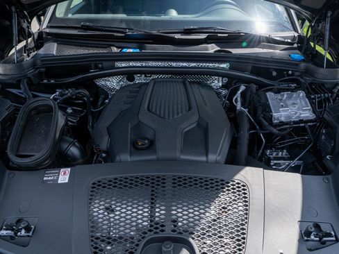 Certified 2026 Porsche Macan image 17