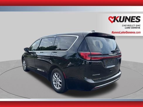 Used 2024 Chrysler Pacifica Touring-L FWD image 8