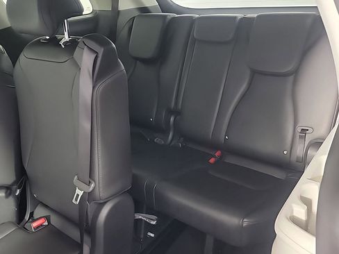 Used 2024 Kia Carnival EX image 18