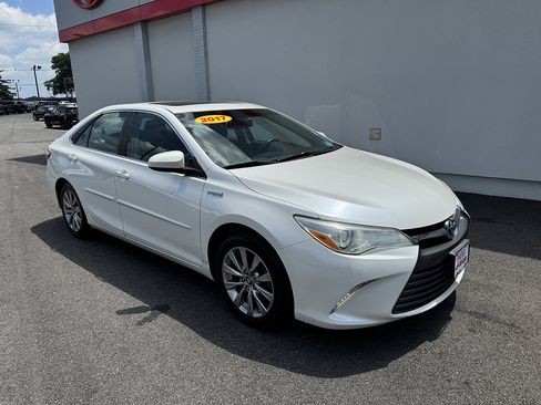 Certified 2017 Toyota Camry XLE w/ Moonroof Package FWD image 4