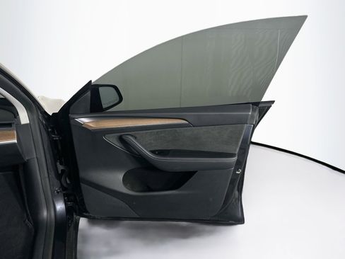 Used 2025 Tesla Model Y Long Range AWD/4WD image 30