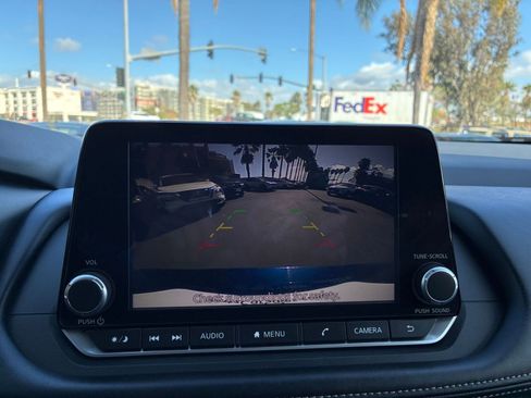 Used 2025 Nissan Rogue SV image 25