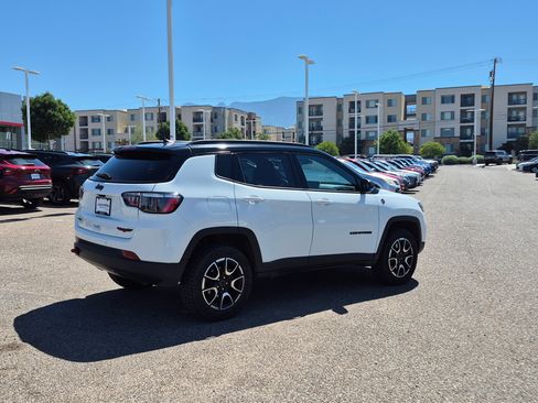 Used 2025 Jeep Compass Trailhawk AWD/4WD image 5