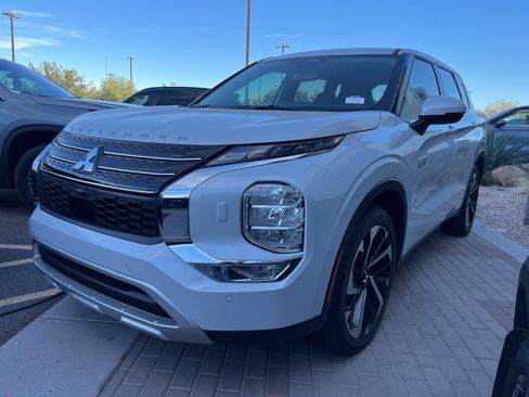 New 2025 Mitsubishi Outlander SE image 1